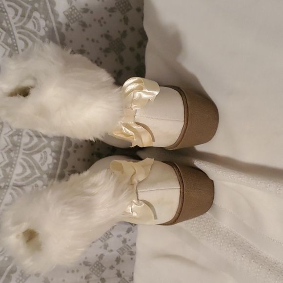 Size 4 Gymboree opal white boots - Picture 3 of 14